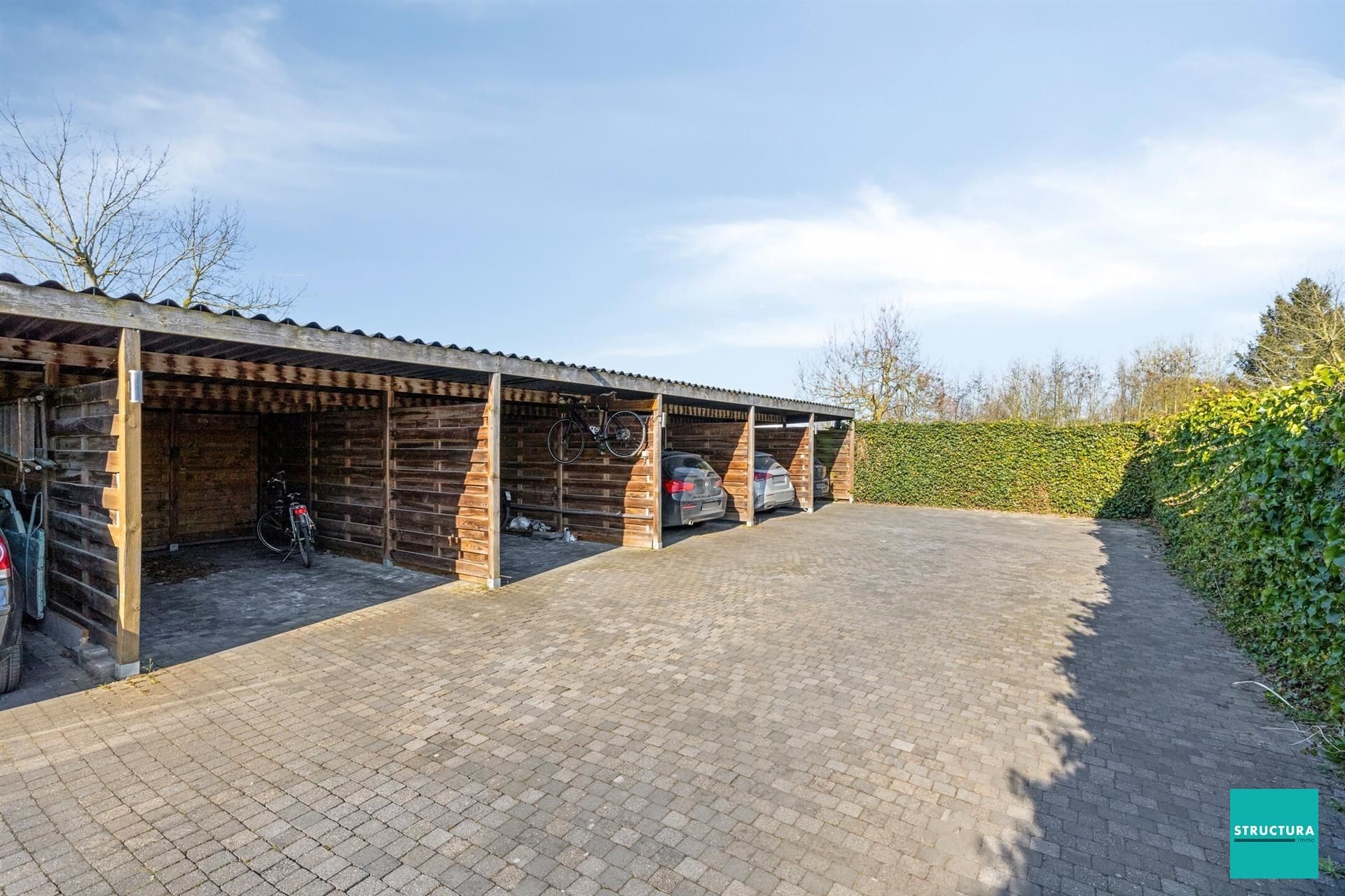 Gelijkvloers appartement met ruime tuin en twee carports foto 17