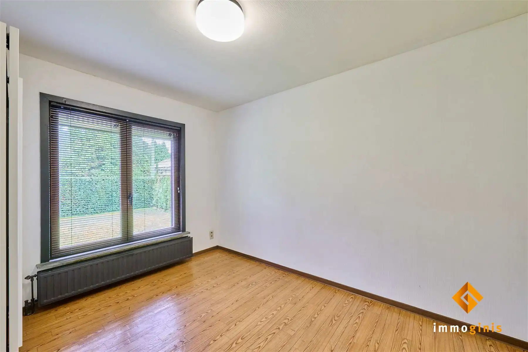 Verrassend ruime, gelijkvloerse woning met 3 slaapkamers en inpandige garage op een mooi perceel van 12a55ca!  foto 15