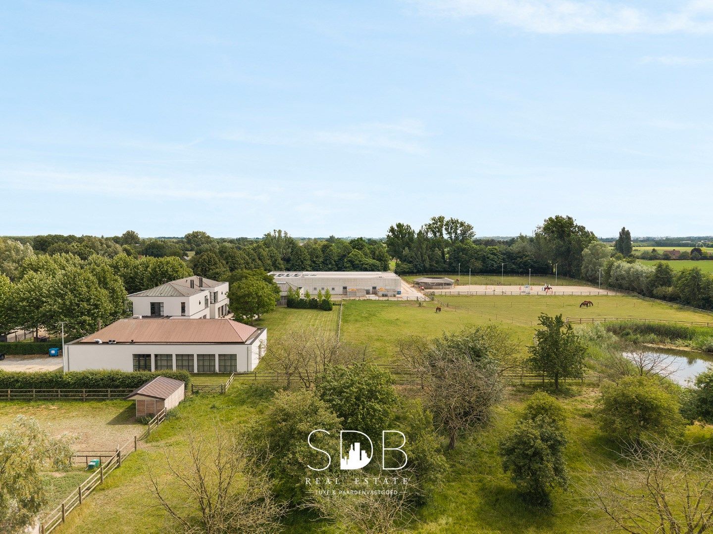 Prachtige villa met hippische accommodatie en graslanden op +/- 23 ha foto 34