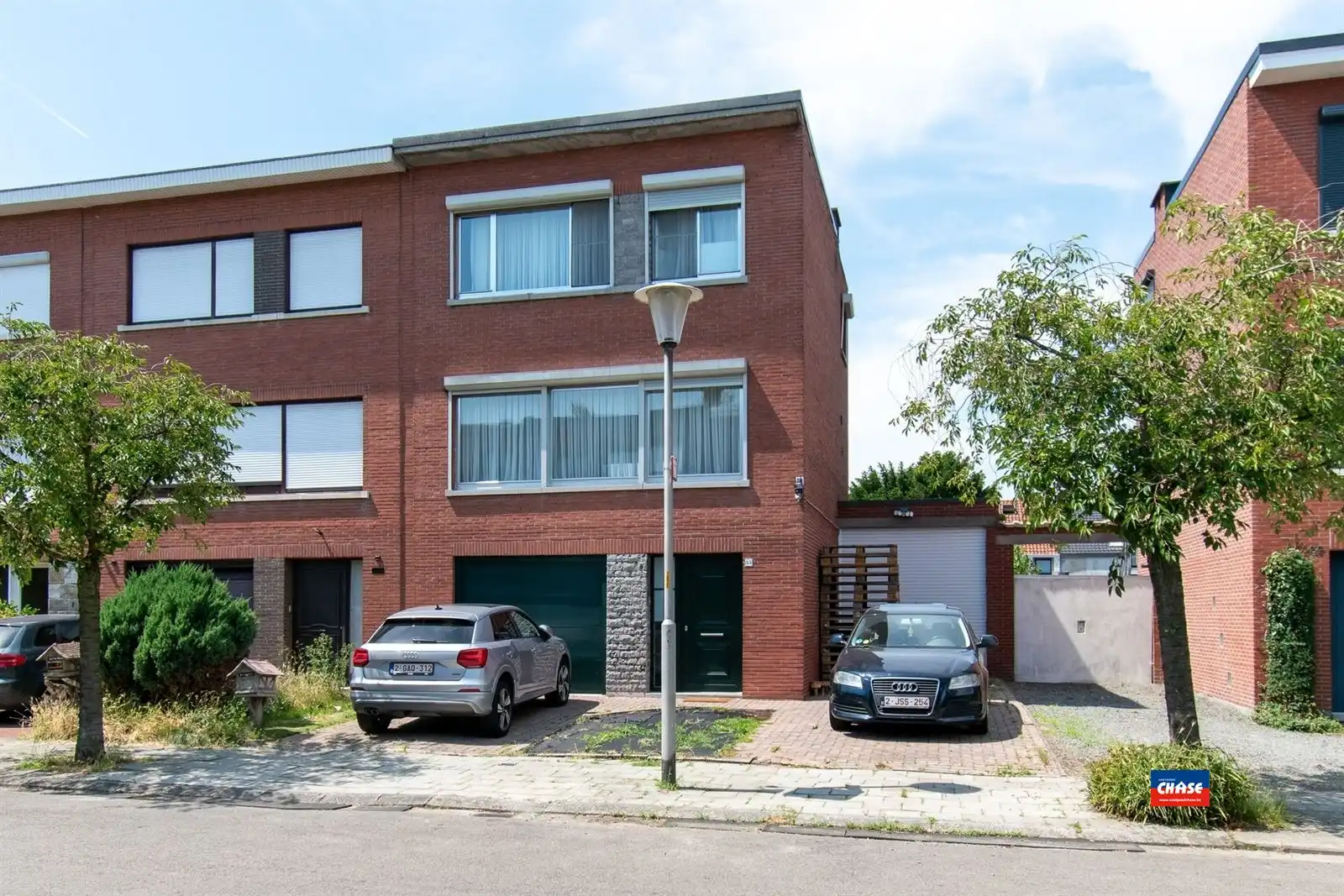 Gerenoveerde woning met 3 slpks, tuin en 2 garages foto 24