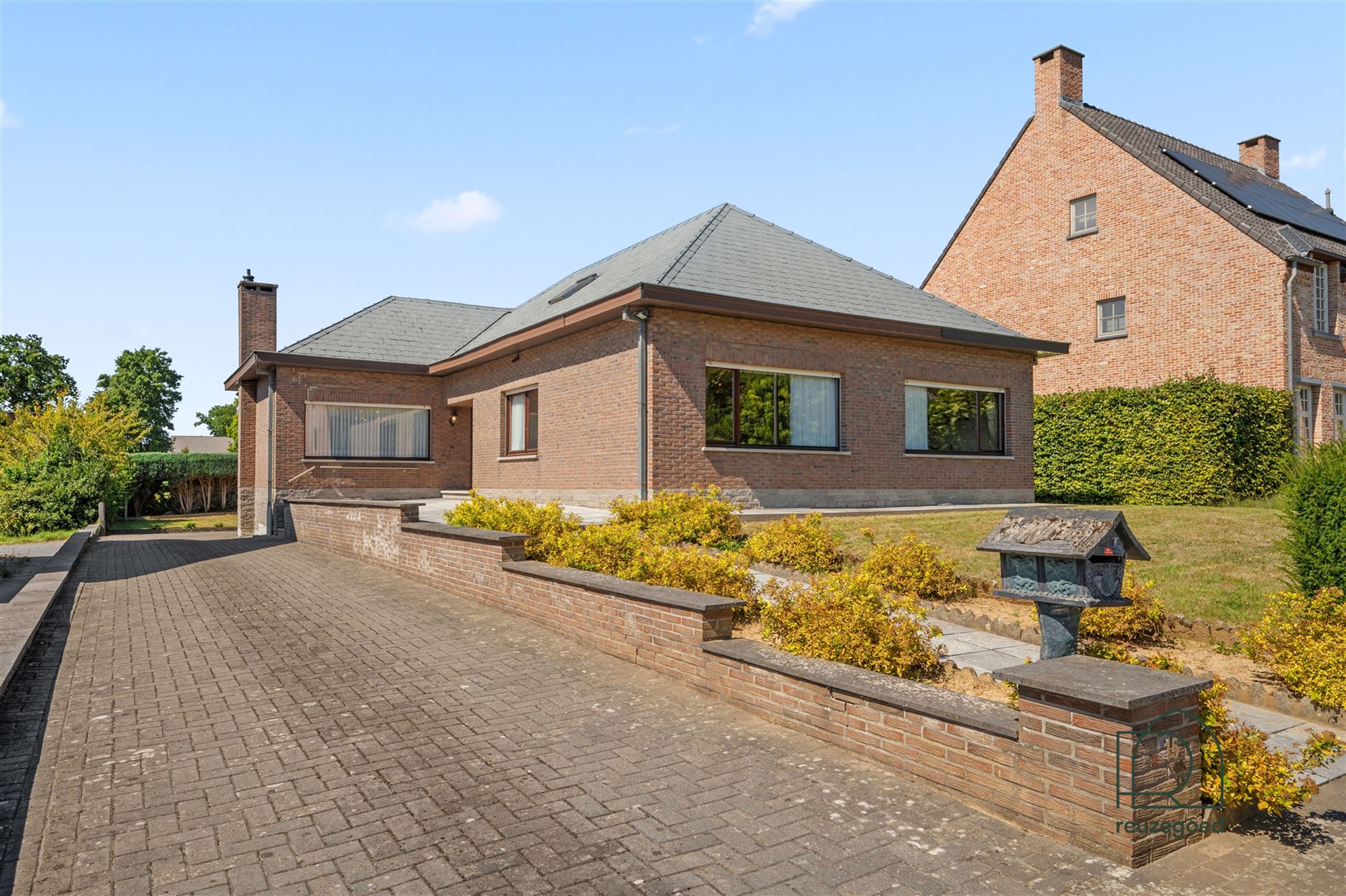 Hoofdfoto van de publicatie: Charmante gelijkvloerse villa in Korbeek-Lo met ruime tuin en onderkeldering