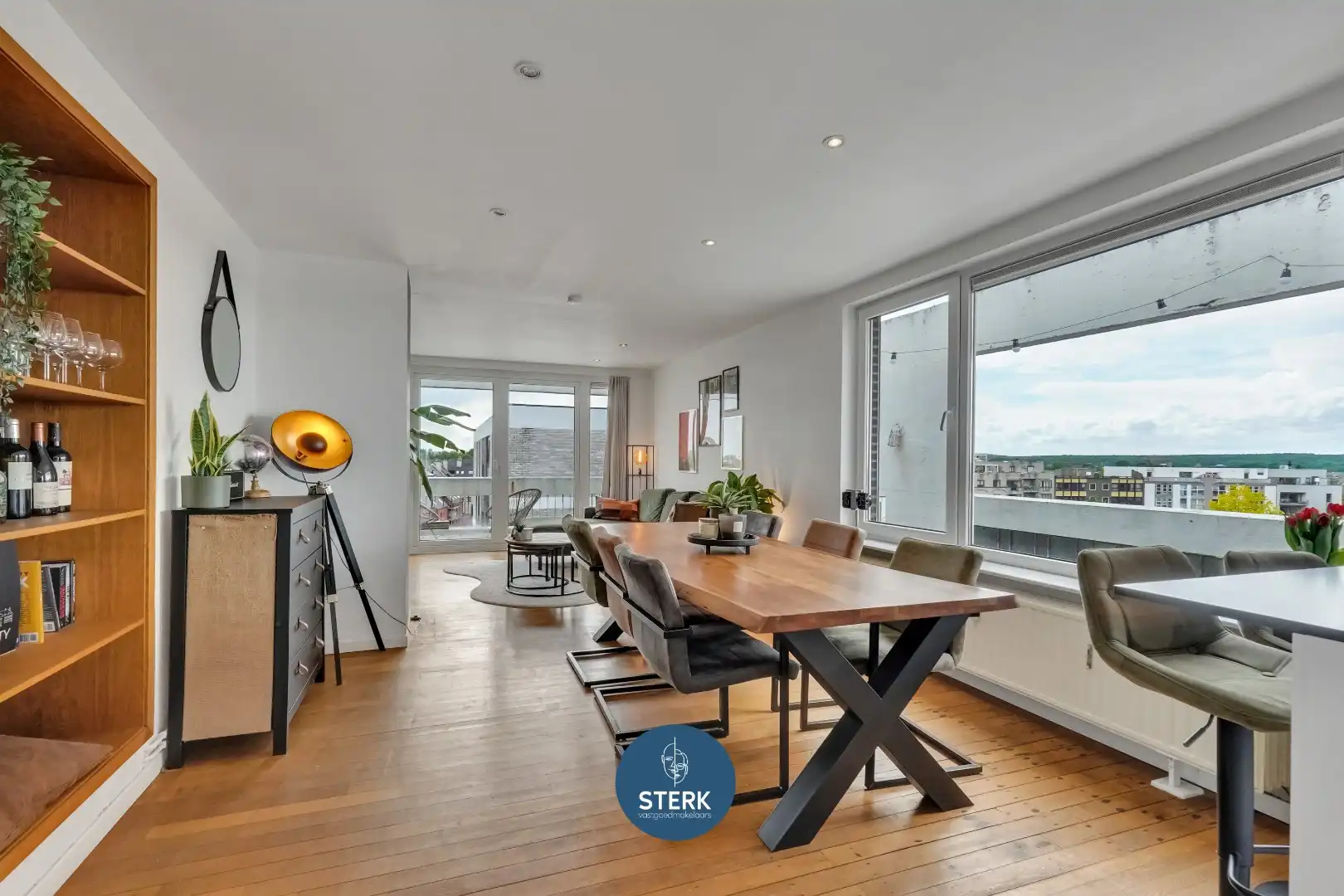 PENTHOUSE MET PANORAMISCH UITZICHT EN RUIM TERRAS IN CENTRUM LANAKEN !  foto 2