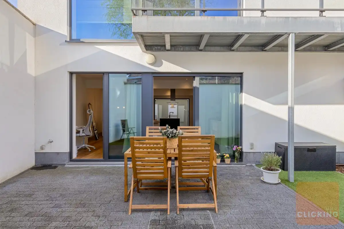 Stijlvol en recent appartement met tuin en patio foto 22