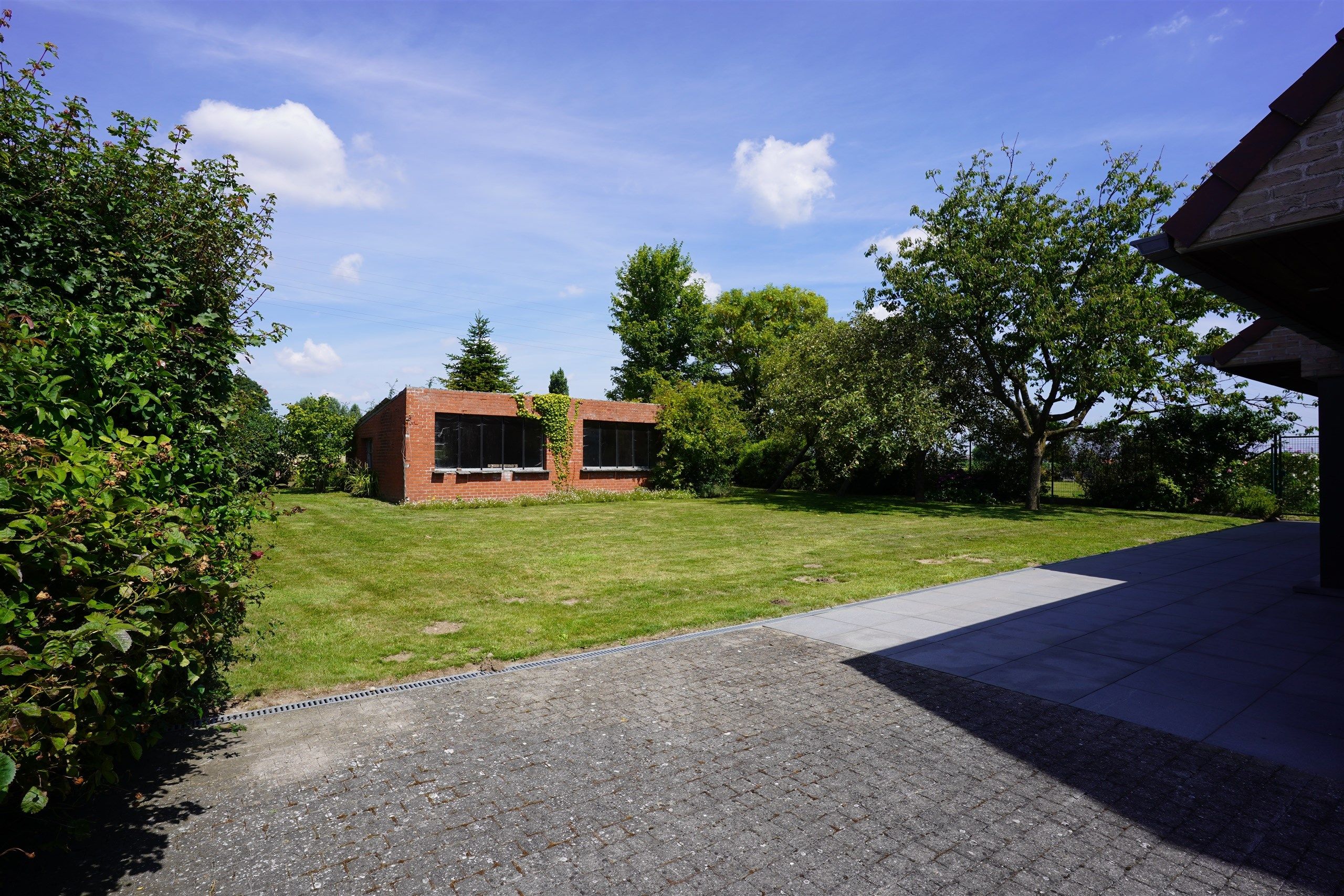 Kloeke en degelijke halfopen villa met landschappelijke verzichten!  foto 4