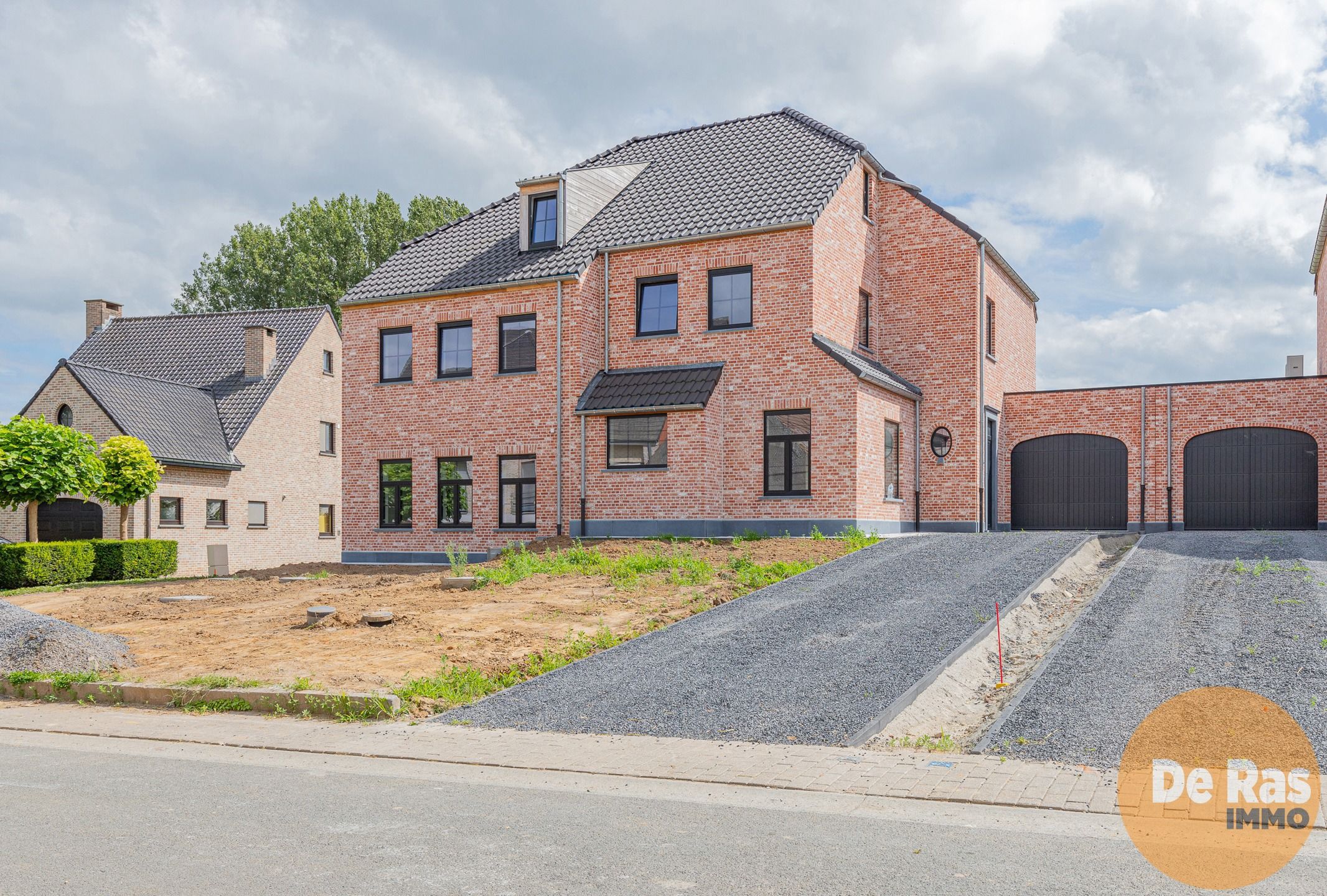 WOUBRECHTEGEM- Prachtige pastorijwoning op een leuke locatie foto 1