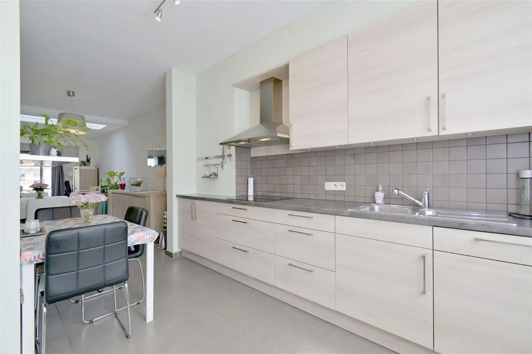 Gerenoveerde woning (2010) met 3slpk's en gezellige tuin! foto 7