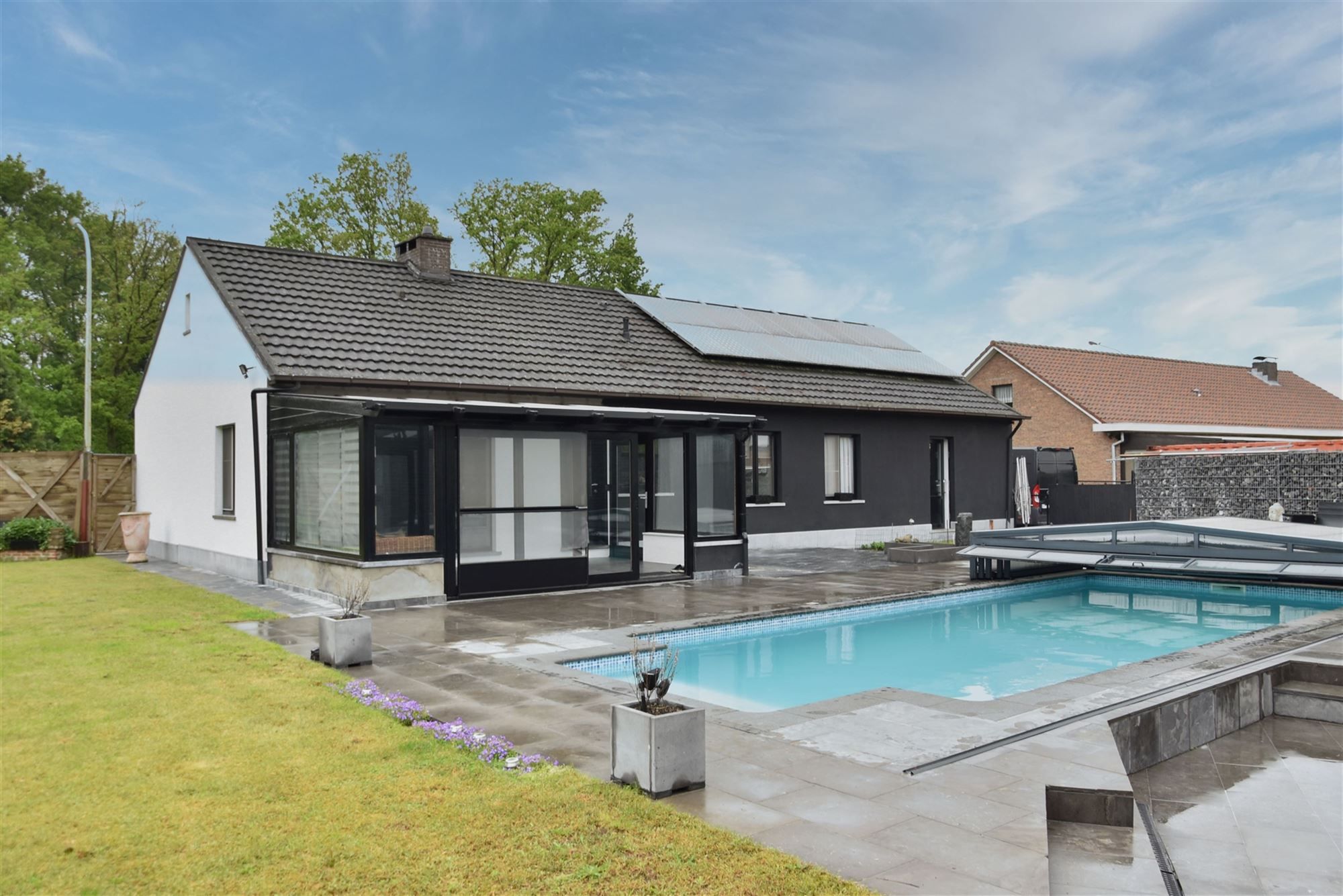 Villa met tuin, magazijn, overdekt zwembad en zonnepanelen dichtbij natuurgebied foto 4