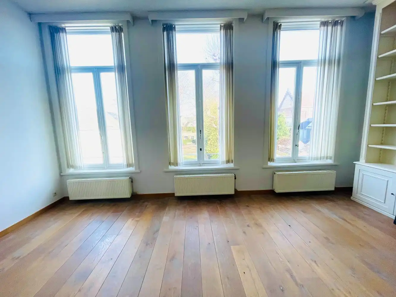 Brugge,aan de SINT-ANNAREI , DUBBEL APPARTEMENT( 250m²)  in een herenhuis  vooraan zicht op de Sint-Annarei, achteraan zicht op een grote gemeenschappelijke tuin,2  livings, 2 keukens, 4 slaapkamers, 2 badkamers. foto 15