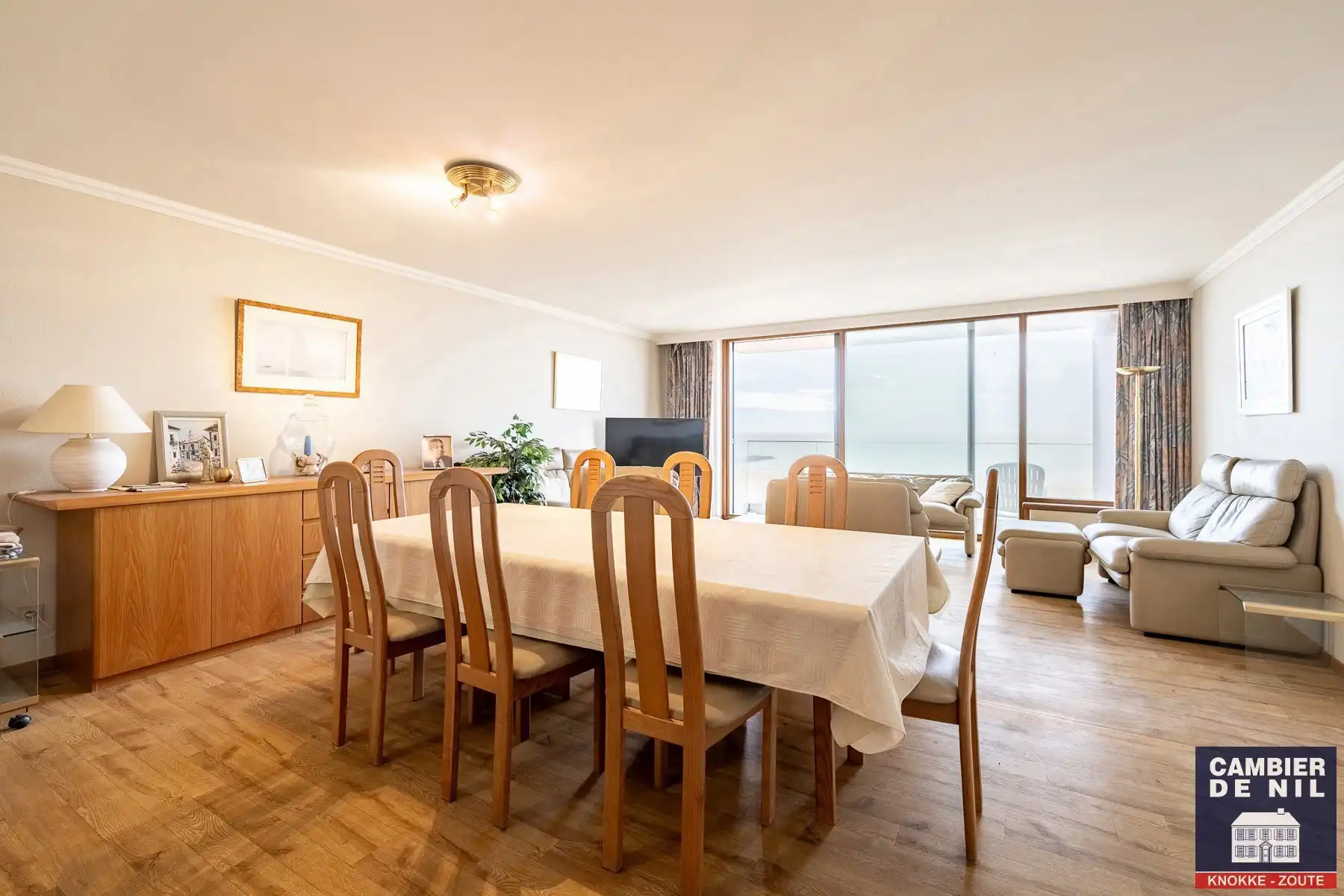 Gemeubeld appartement met frontaal zeezicht aan het Vanbunnenplein foto 7