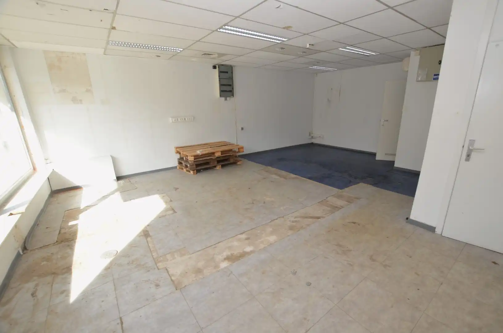 Ruim woonhuis met pakhuis/loods foto 7