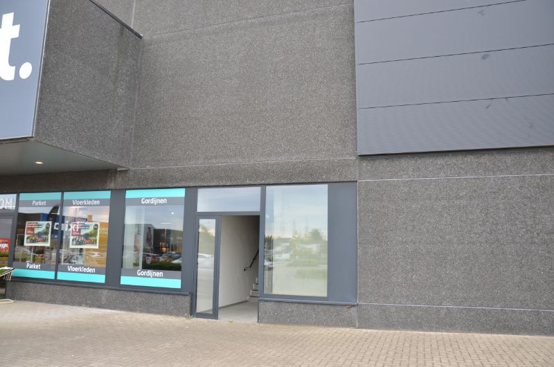 Te huur :  Roeselare Bruggesteenweg baanwinkel +/-764 m², in casco foto 3