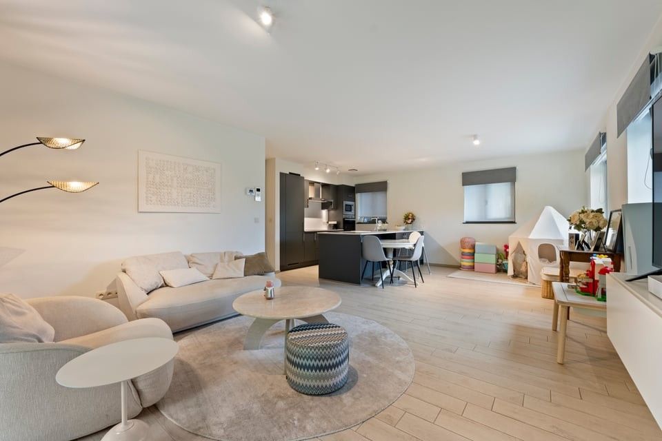 MODERN GELIJKVLOERS APPARTEMENT MET TERRAS EN STANPLAATS IN TONGEREN foto 4