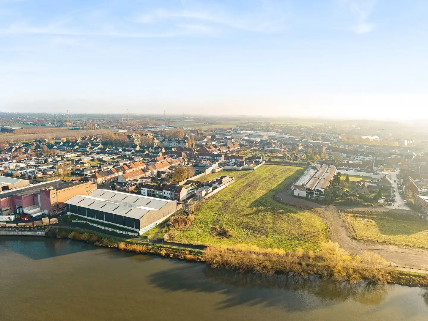 Hoofdfoto van de publicatie: Vrijstaande woning in tweede lijn met 2 kamers op het gelijkvloers en voldoende stockageruimte en gesloten garage van 40m²