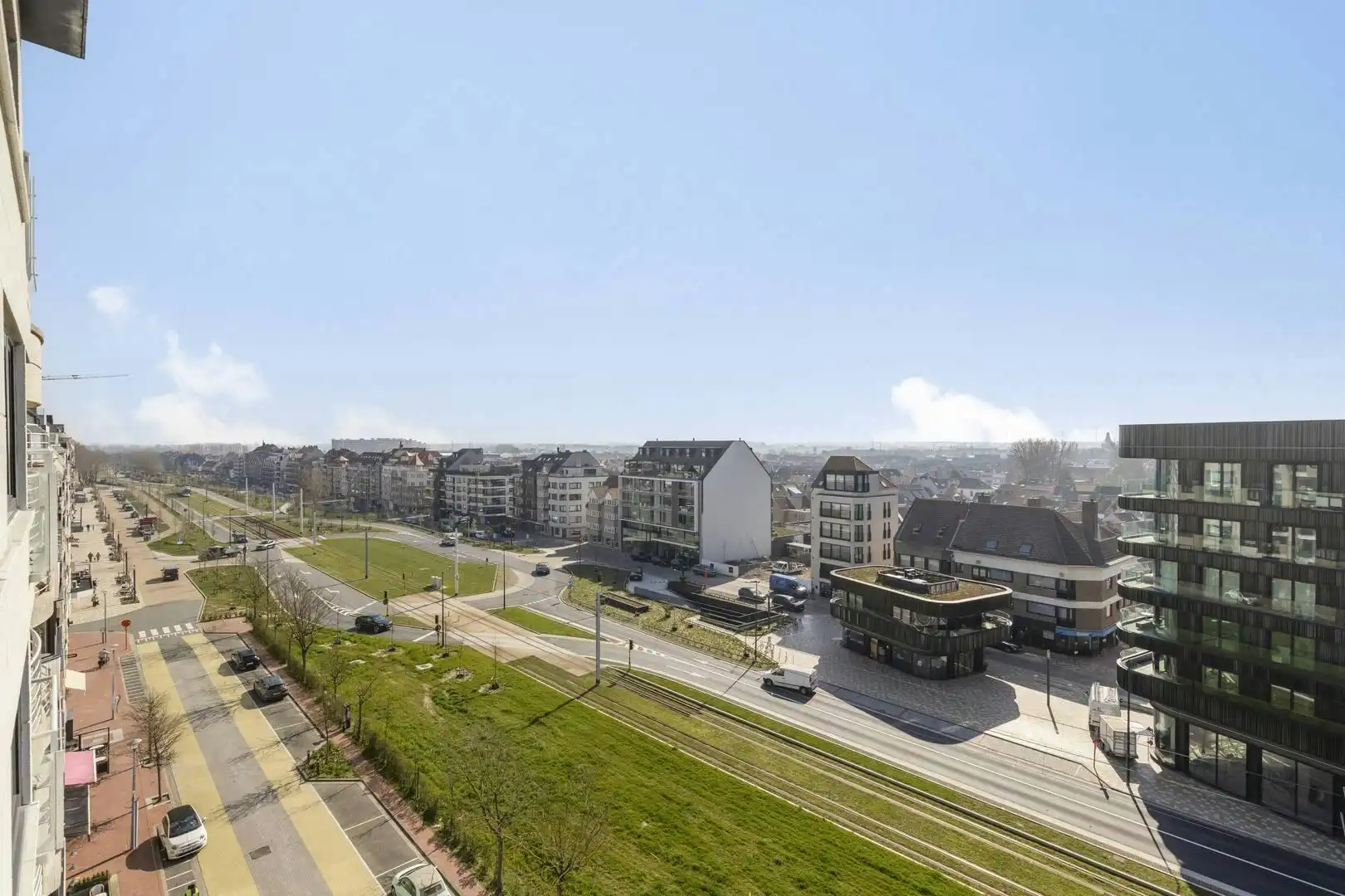 Knap appartement vlakbij het Heldenplein in Heist te koop foto {{pictureIndex}}