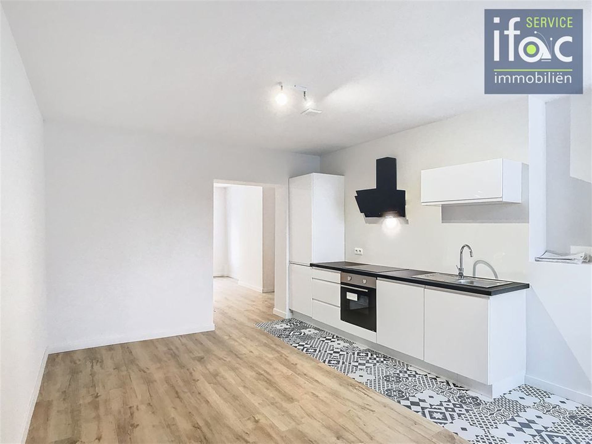 Aangename en volledig gerenoveerde duplex foto {{pictureIndex}}