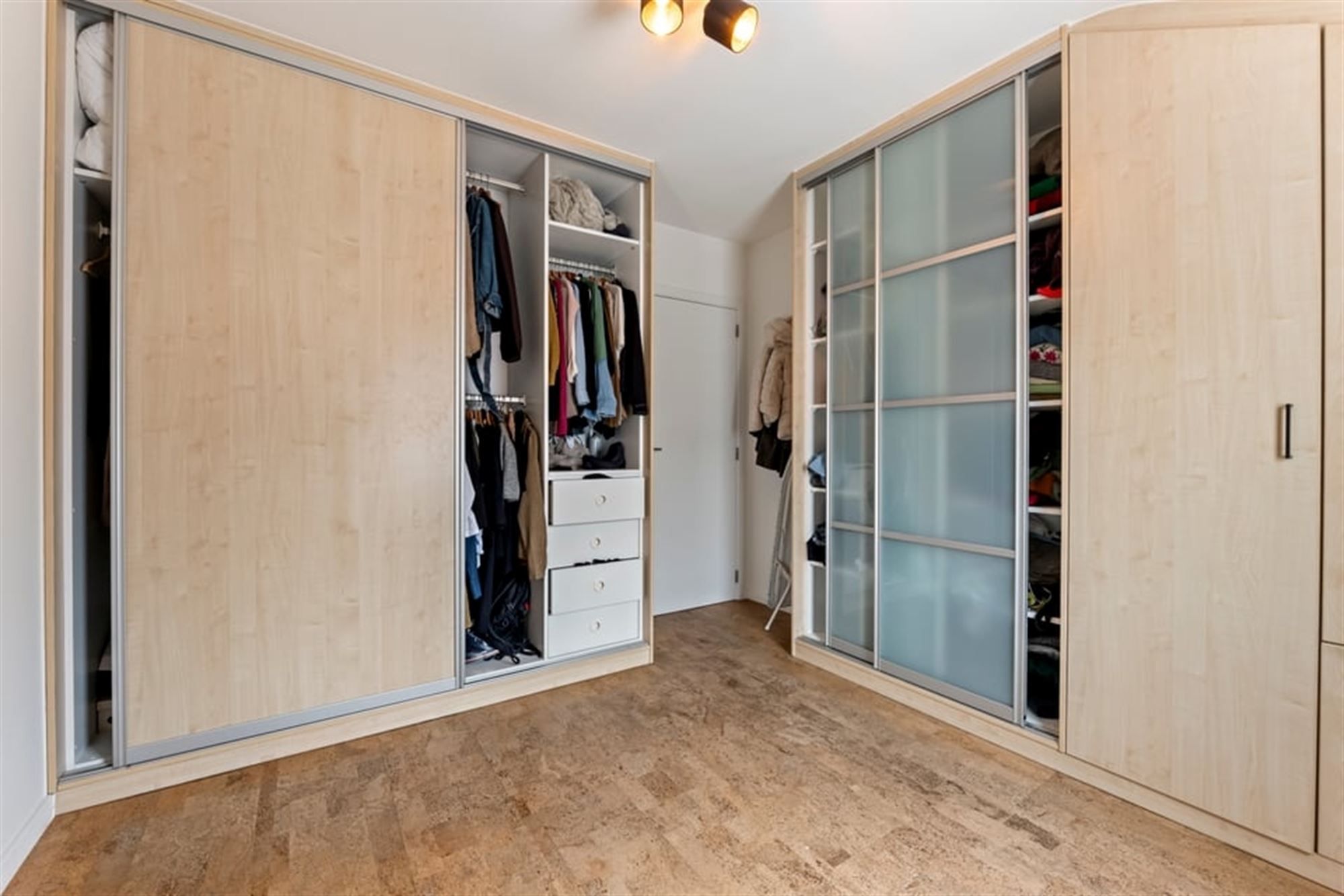 GEZELLIG 2 SLK APPARTEMENT MET STAANPLAATS IN HET CENTRUM VAN SINT-TRUIDEN  foto 13