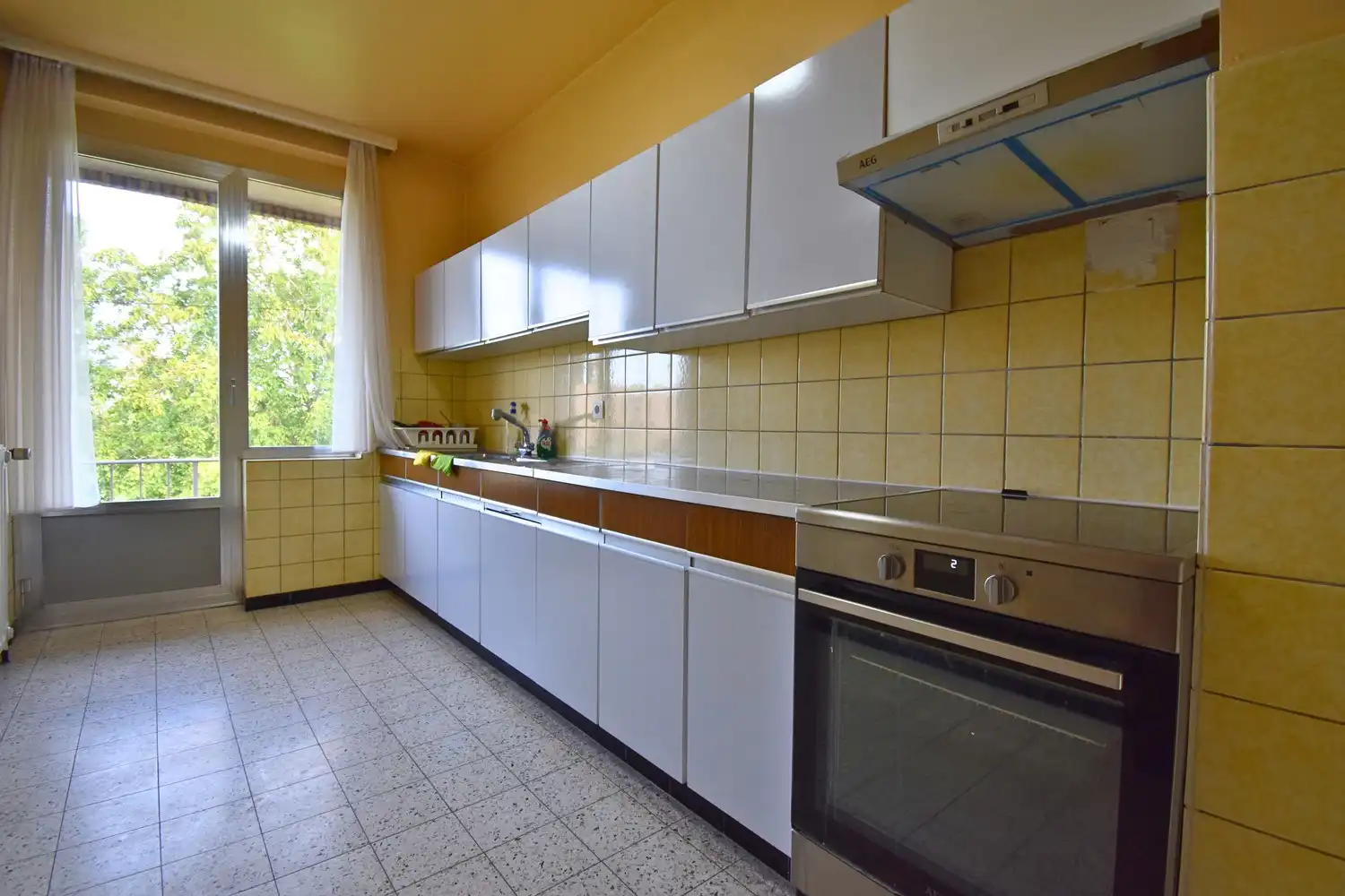 Ruim 2-kamer appartement met terras en autostaanplaats foto 4