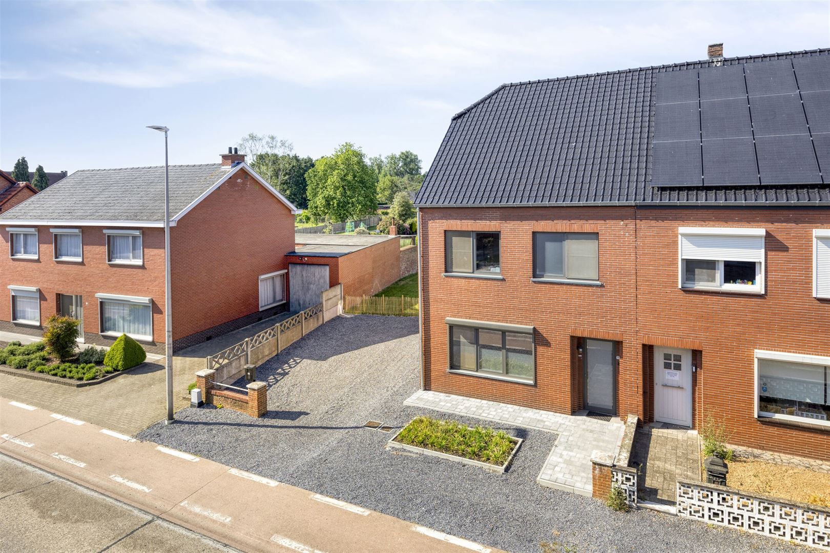 TE KOOP : Gerenoveerde eengezinswoning met 3 slaapkamers! foto 2