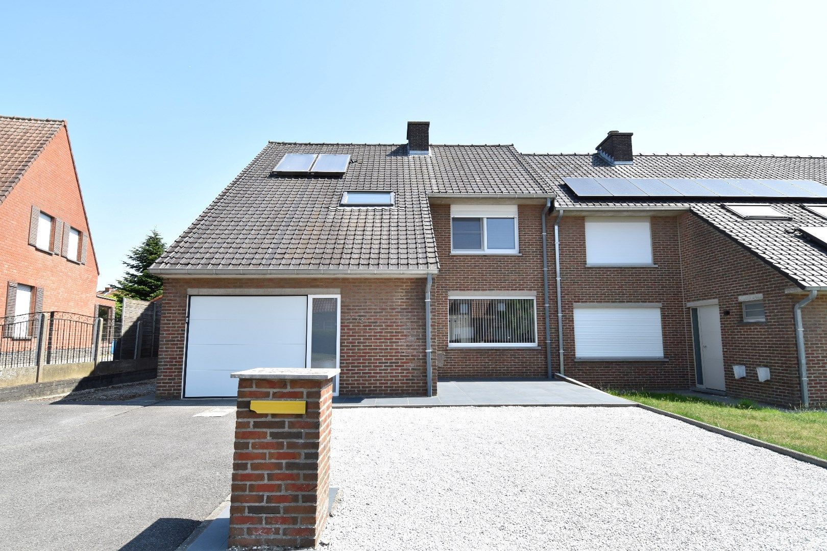 Instapklare HOB met 4 slaapkamers, 2 garages en een mooi stukje te tuin te koop in Lauwe foto {{pictureIndex}}