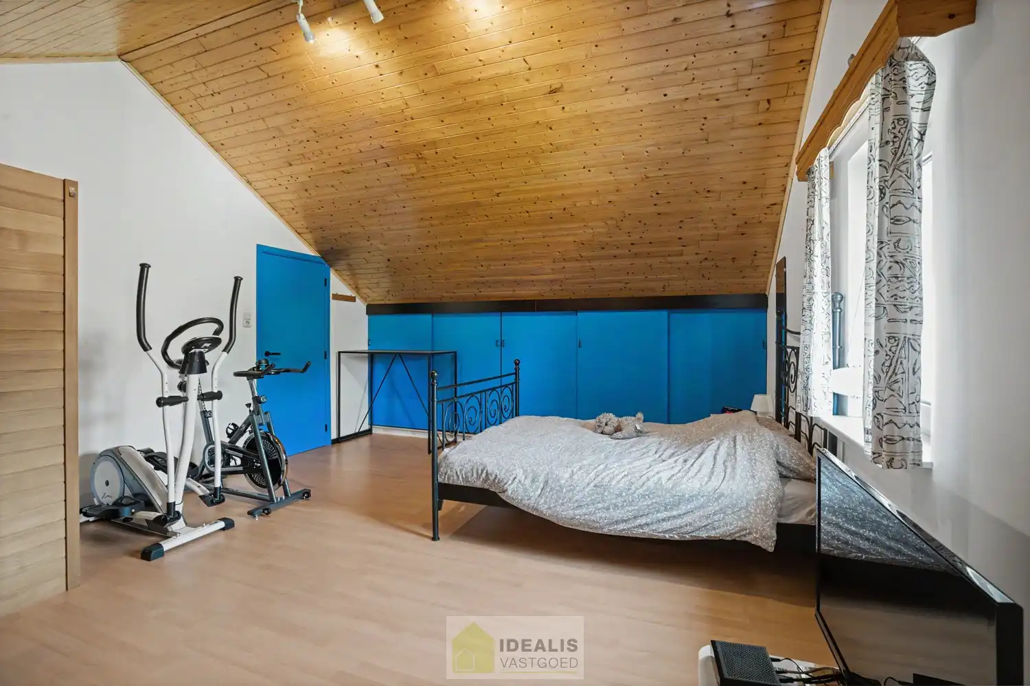 IDEALIS VASTGOED – ROYALE, INSTAPKLARE EN ZEER GOED ONDERHOUDEN GEZINSWONING OP EEN RUSTIG PERCEEL VAN 8A 44CA MET 4 KNAPPE SLAAPKAMERS, RUIME GOED UITGERUSTE BADKAMER, RECENT GERENOVEERDE KEUKEN, HEERLIJKE VERANDA EN VRIJSTAANDE CARPORT - De woning omvat maar liefst +- 225m² bewoonbare oppervlakte met een ruime lichtrijke woonkamer, uitgeruste recent gerenoveerde keuken, 4 slaapkamers, ruime badkamer voorzien van ligbad en inloopdouche, hobbykamer/werkplaats en vrijstaande carport met achterliggende fietsenberging. foto 21