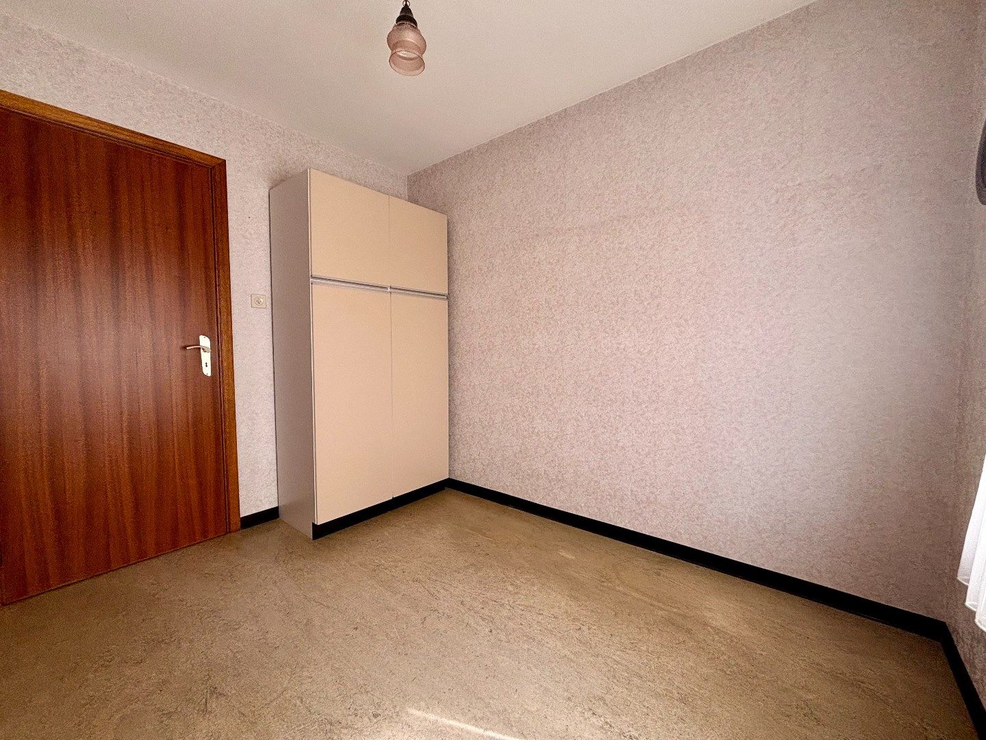 Ruime en kloeke halfopen woning met zonnige tuin. Opp:555m². foto 25
