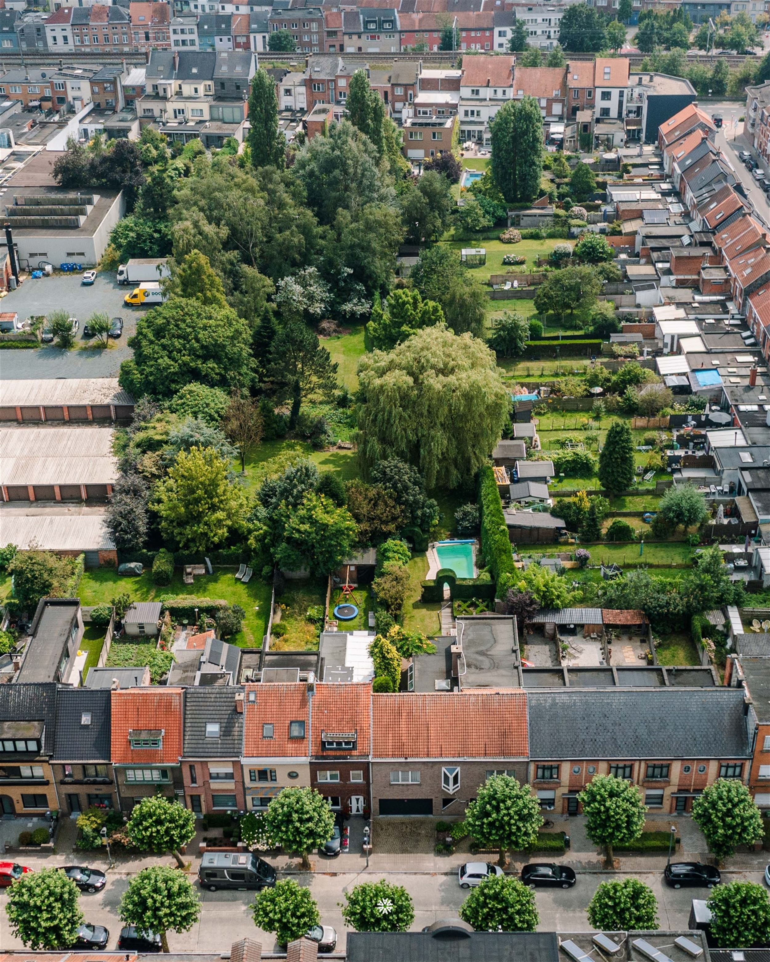 Bijzonder ruime woning met praktijkruimte en parktuin in Sint-Niklaas foto 1