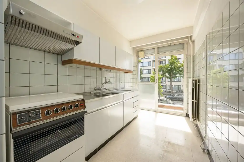 te renoveren appartement met twee slaapkamers foto 3