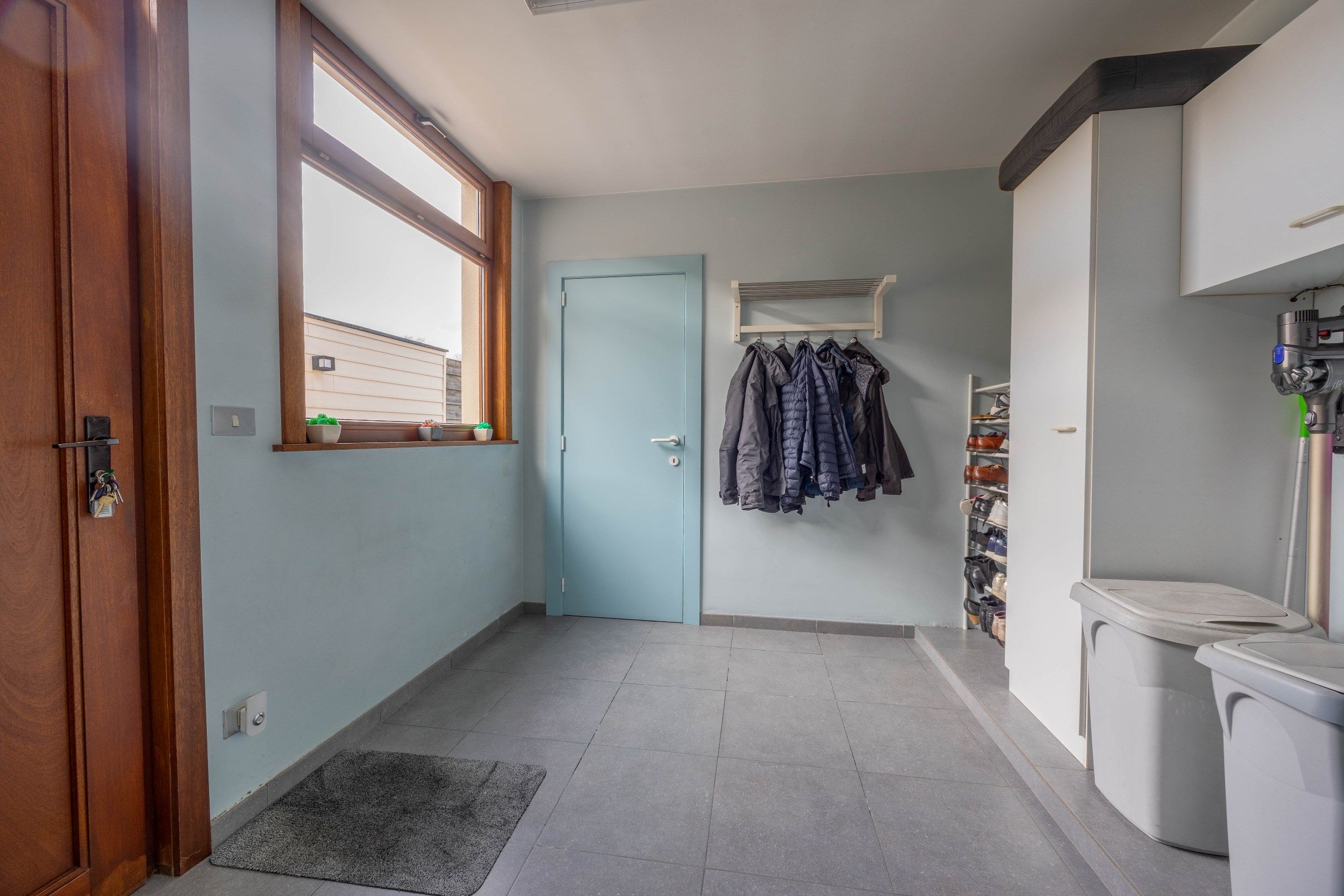 INSTAPKLARE WONING MET GARAGE EN UITWEG foto 14