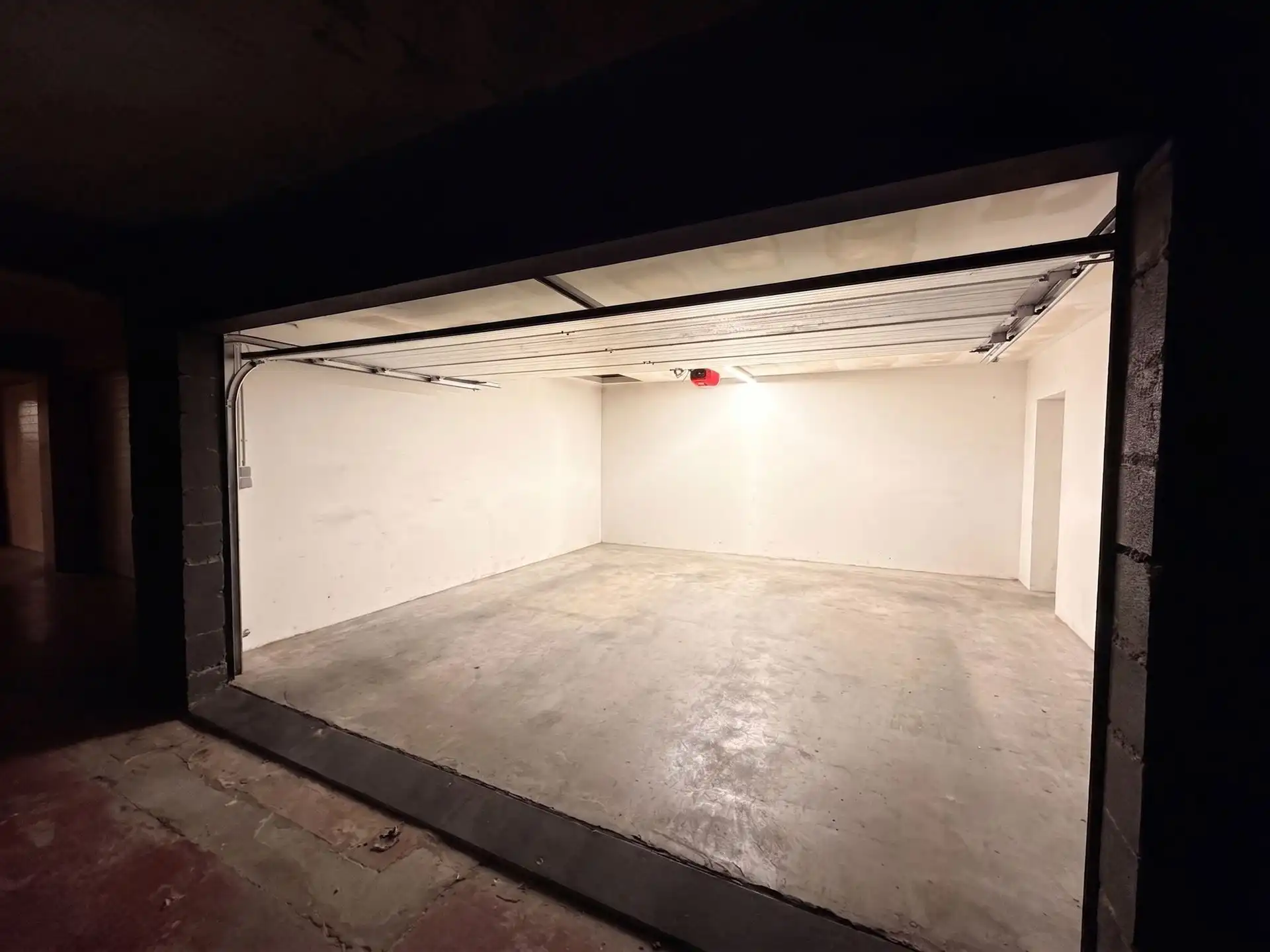 Garage voor 2 auto's in centrum Roeselare met boverberging! foto {{pictureIndex}}