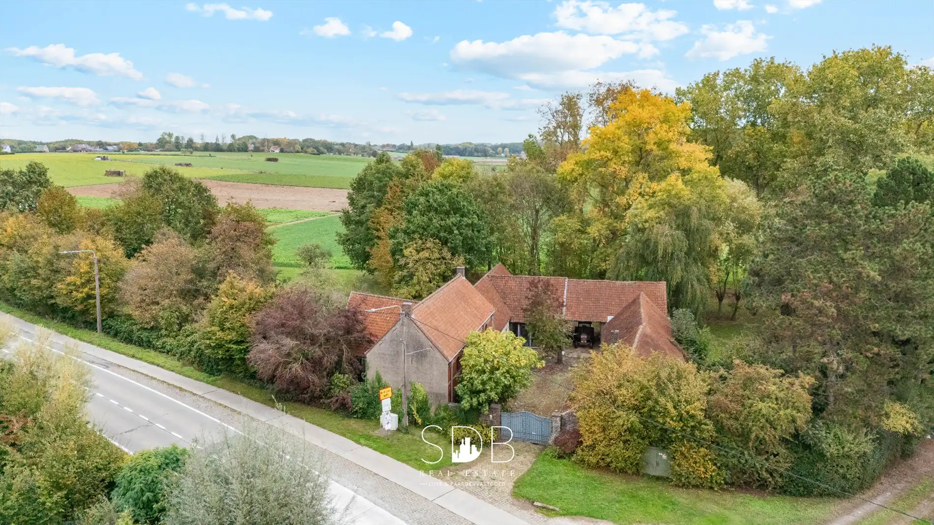 Hoofdfoto van de publicatie: Authentieke hoeve met achterliggend groen op 5.192m²