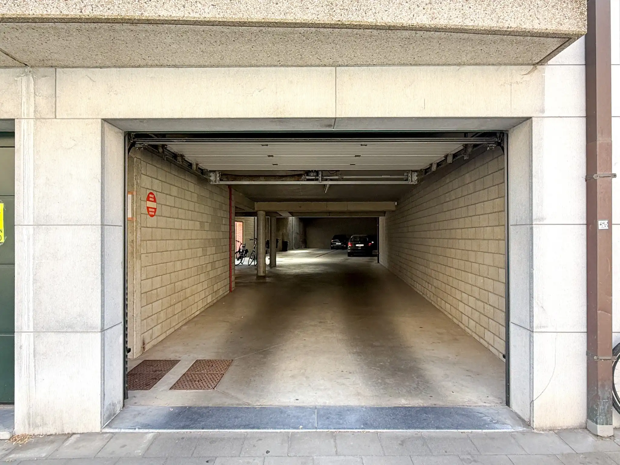 Overdekte autostaanplaats te huur in het centrum Beveren foto 2
