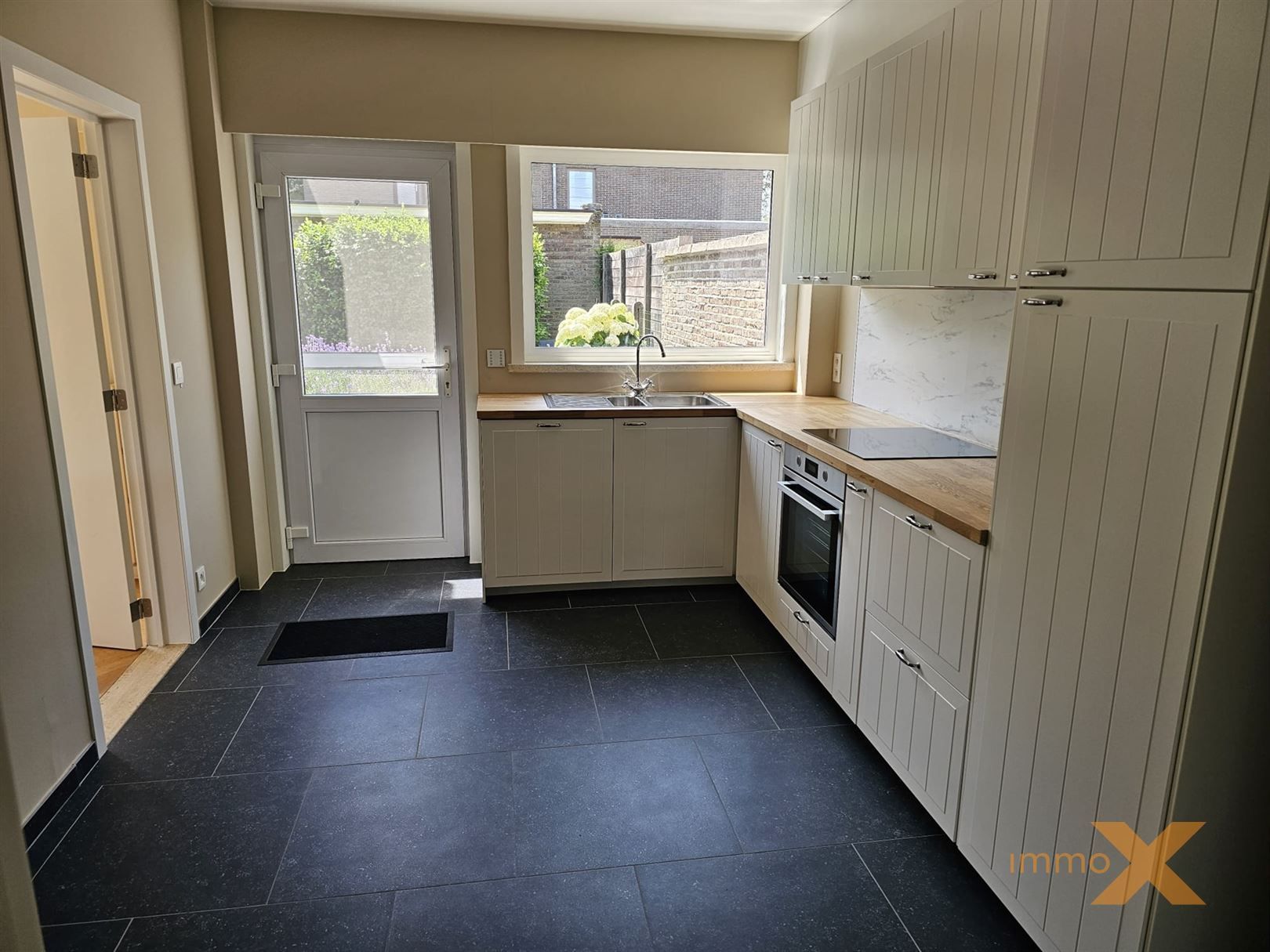 GERENOVEERDE INSTAPKLARE WONING MET GARAGE foto 13