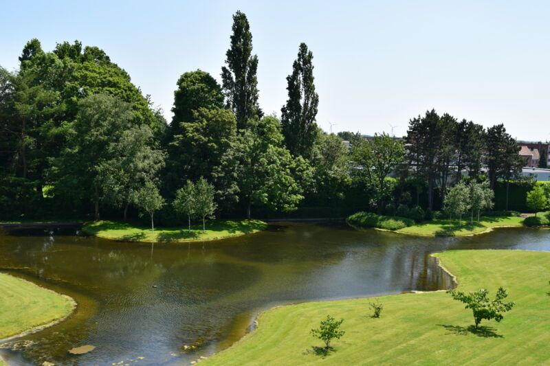 Stijlvol afgewerkt appartement met garage in privé domein De Steelander met natuurvijver en parktuin. foto {{pictureIndex}}