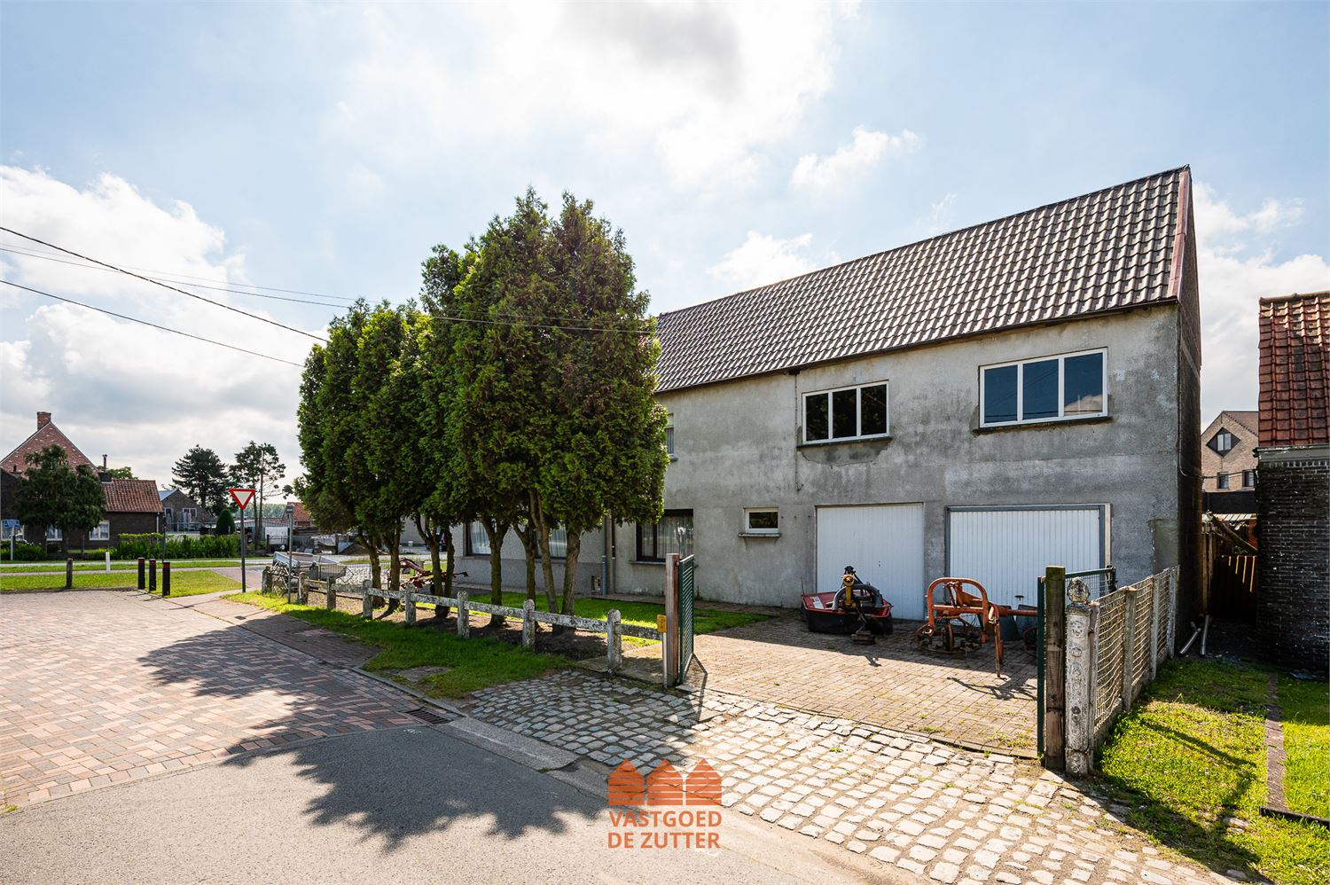 Gesloten bebouwing met 3 slaapkamers en 2 grote garages foto 19