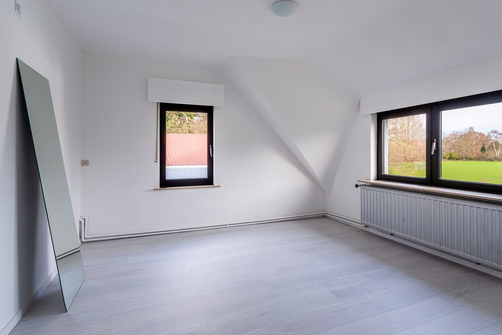 Villa met grote tuin, magazijn én weiland foto 46