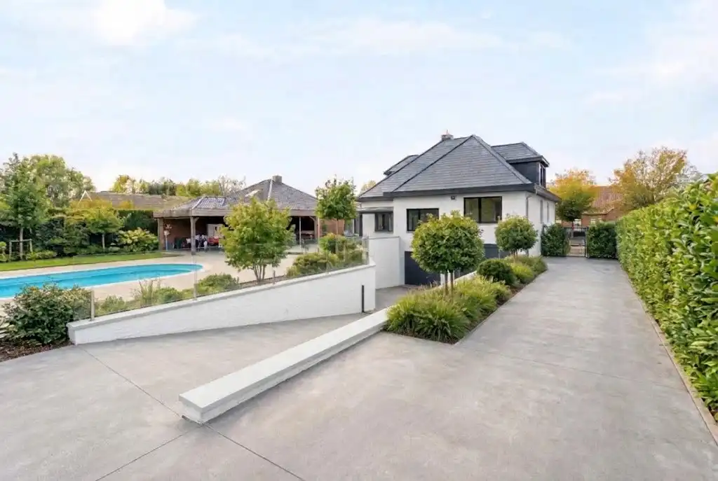 Ruimte, rust en bereikbaarheid: Solide villa met zwembad en achteringang op toplocatie in Erembodegem foto 6