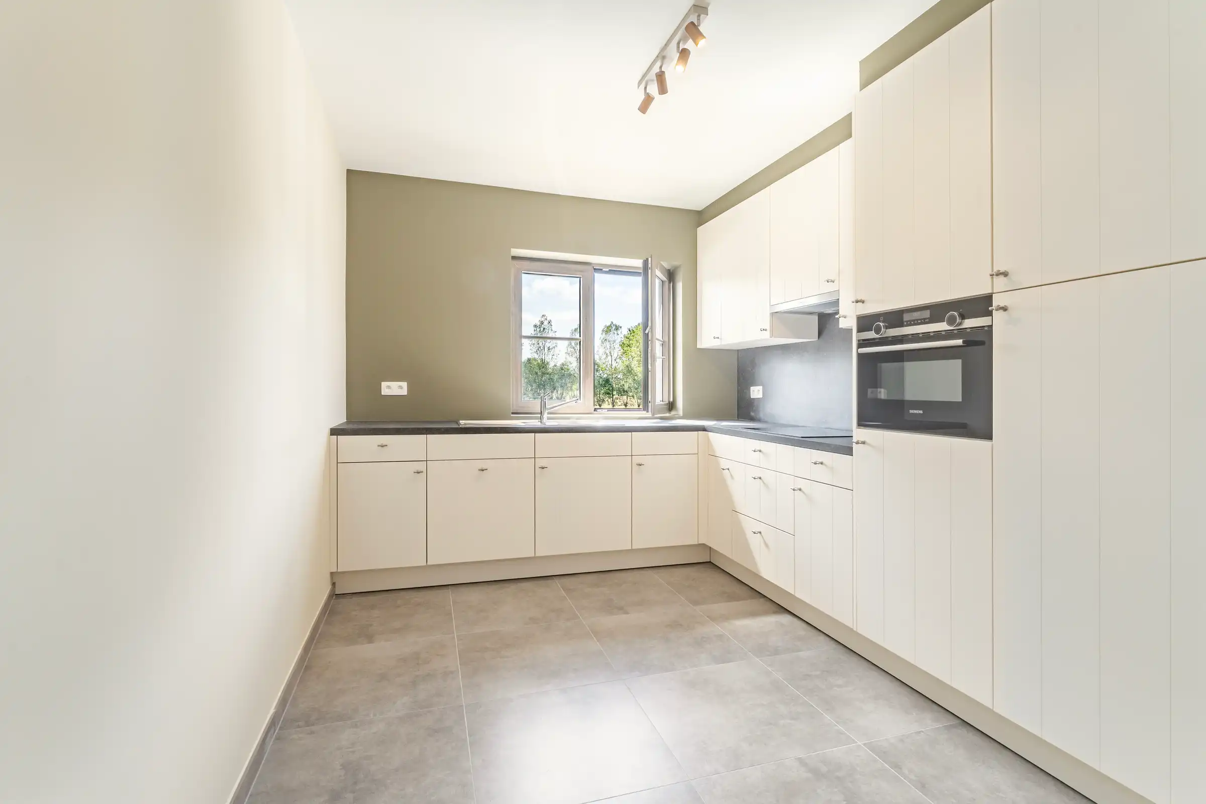 Ruim villa-appartement met 3 slaapkamers en terras foto 4