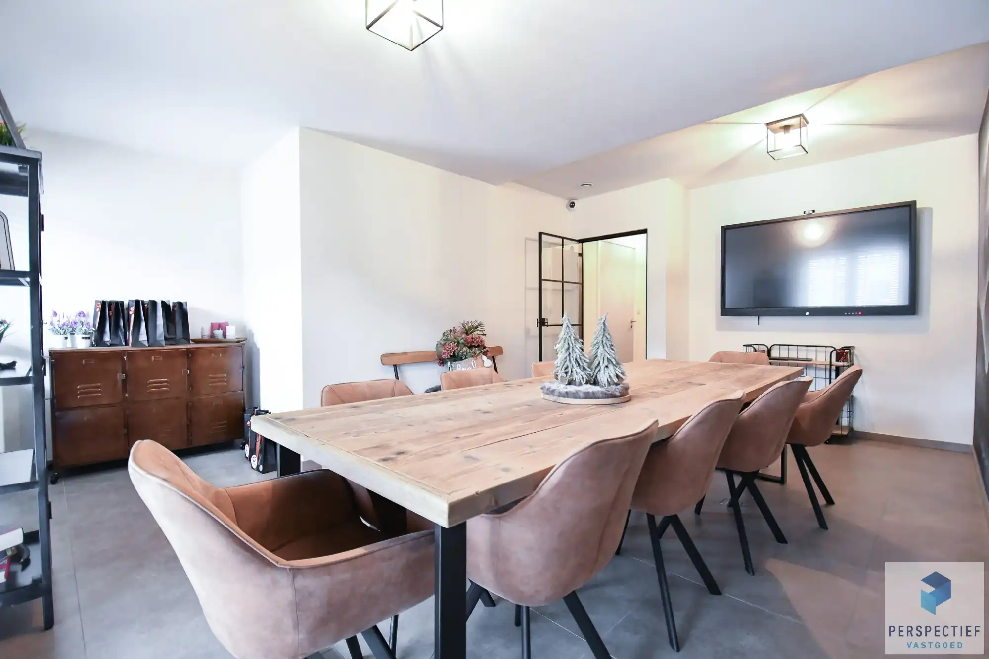 RUIM handelspand met 2 bureauruimtes en grote vergaderruimte foto 2