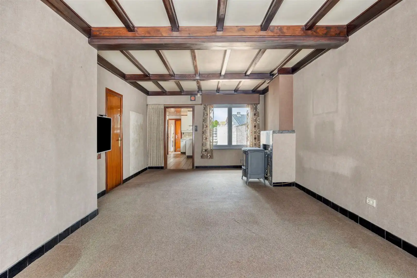 Te renoveren woning met zeer goede structuur en zijtoegang! foto 5
