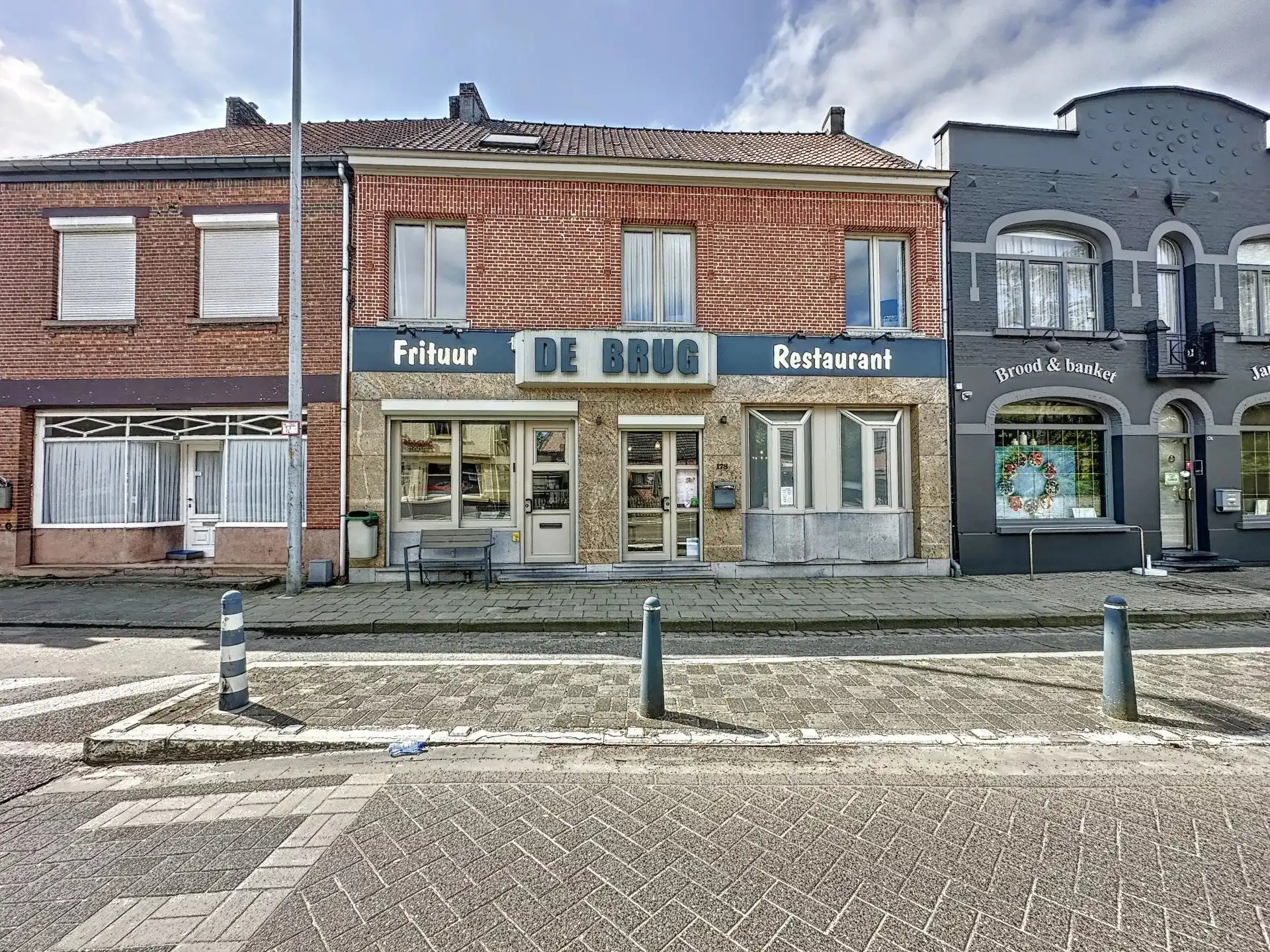 Handelspand (frituur met restaurant en feestzaal) met duplex-appartement met een bewoonbare oppervlakte van 400m² in Mol-Gompel. foto {{pictureIndex}}