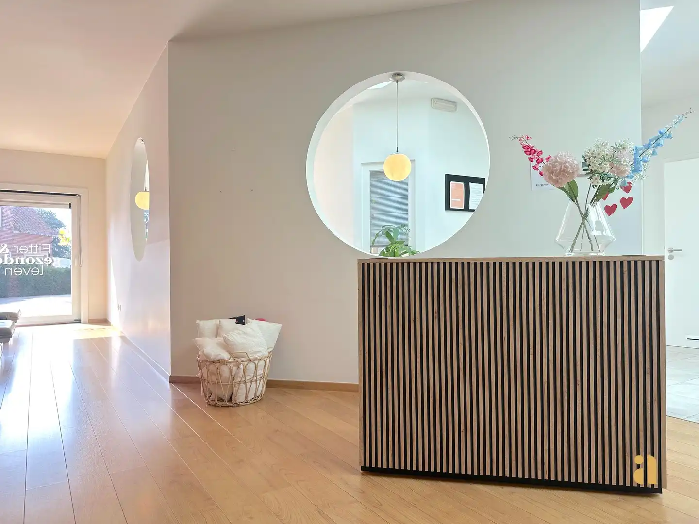 Commercieel sterk en modern handelspand met de nodige privacy foto {{pictureIndex}}