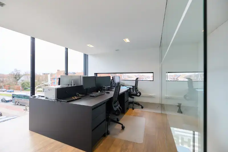 Uniek kantoorgebouw te huur langs de Westlaan te Roeselare foto 27