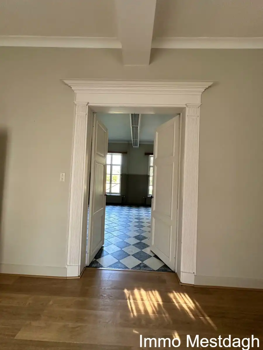 In de schaduw van de kerktoren bevindt zich deze mooie historische idyllische unieke pastorie.   foto 25