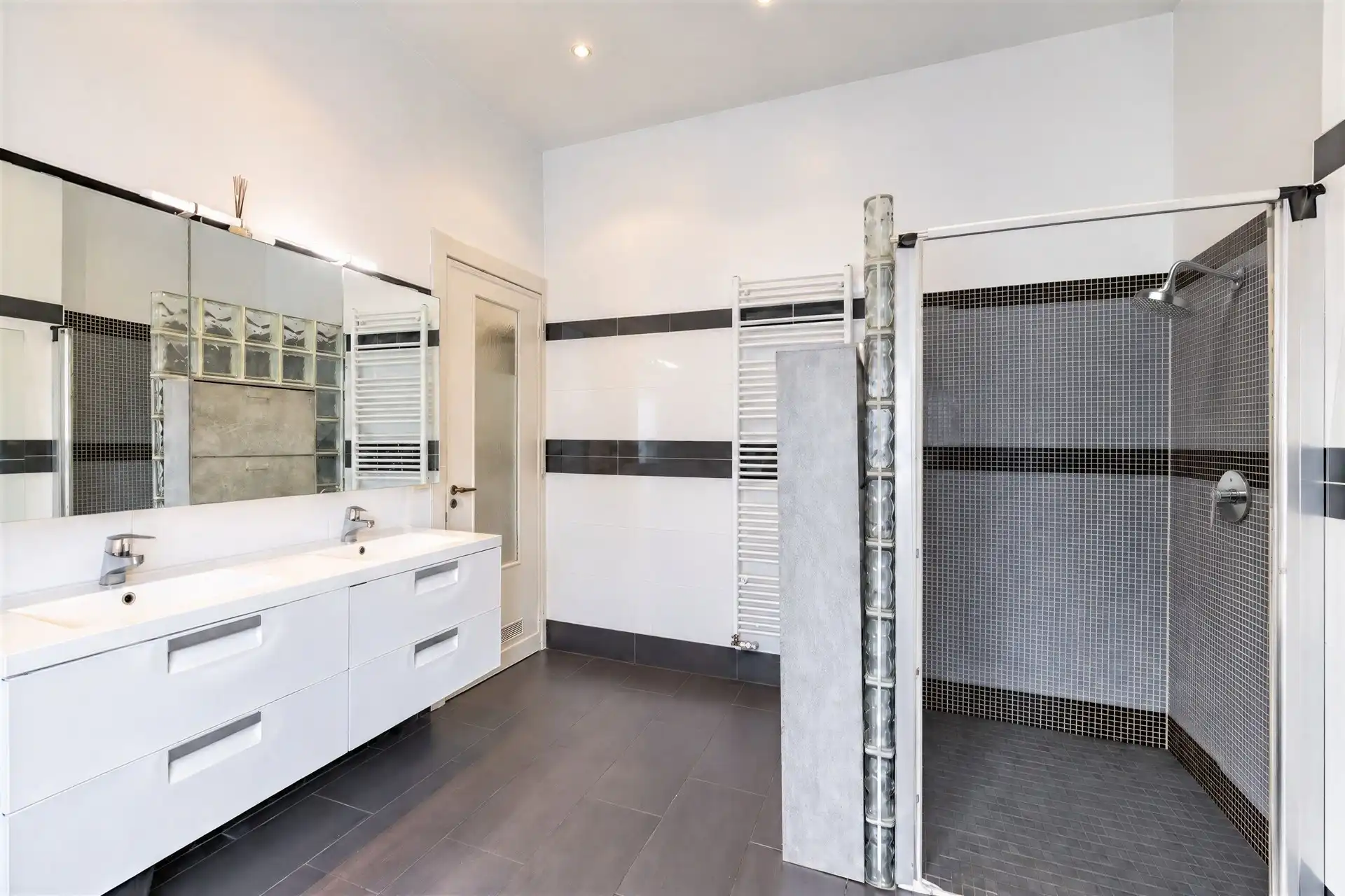 Gunstig gelegen rijwoning met 4 slaapkamers foto 8