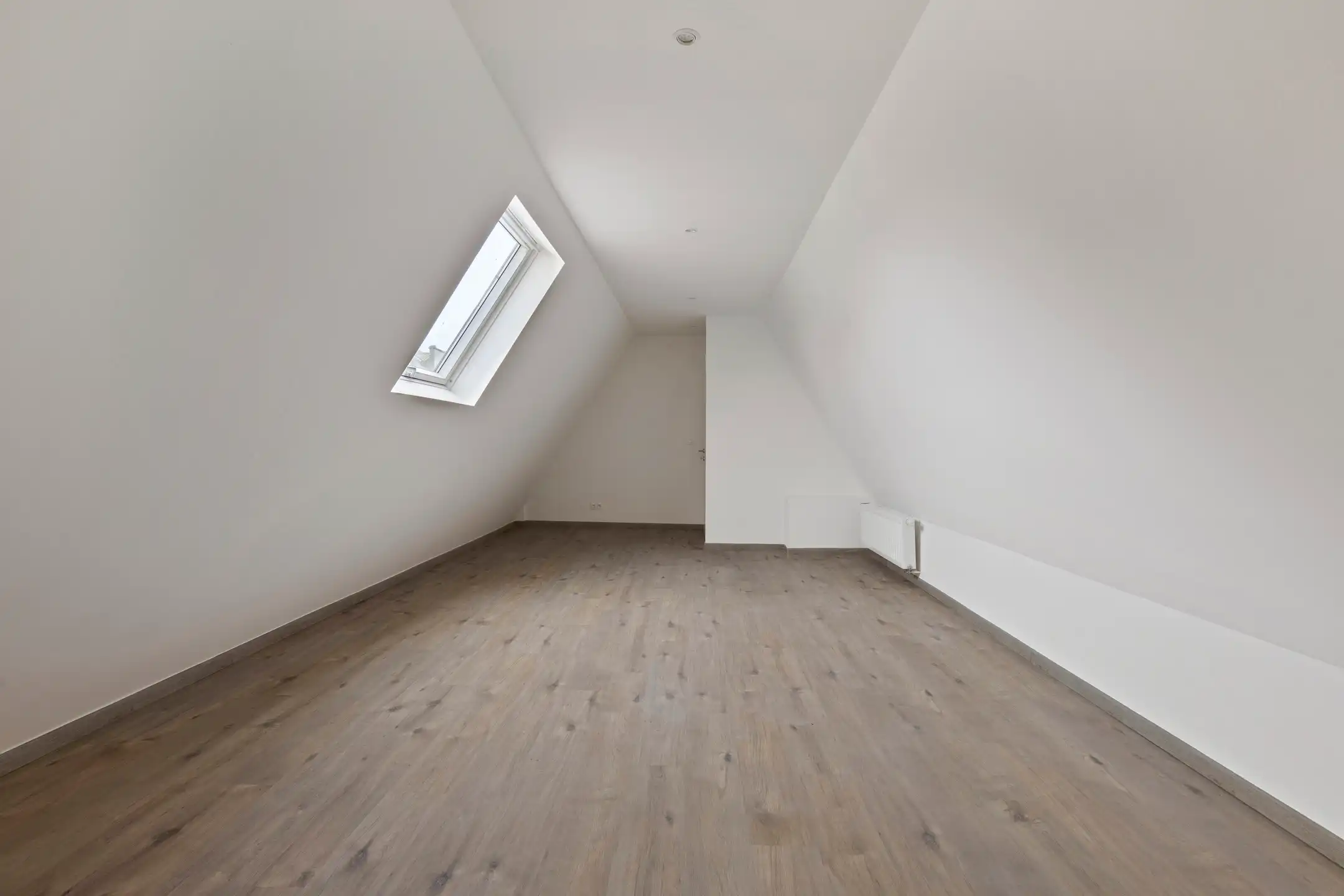 Volledig gerenoveerd gelijkvloers appartement met terras foto 11