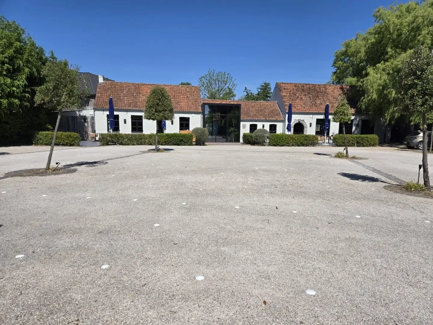 Luxe horecazaak met woonst, parking, terrassen en bureel te Oostduinkerke. foto 2