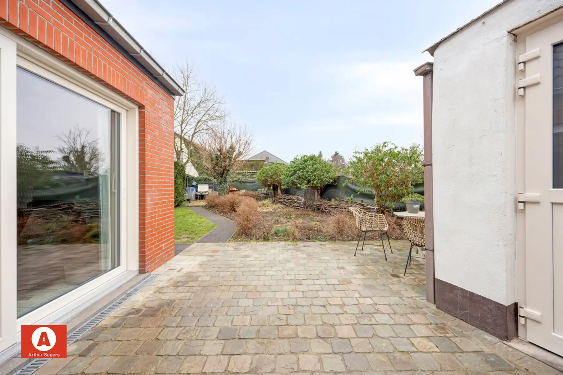 Gezinswoning met 2 tot 3 privatieve auto-parkeerplaatsen. foto 25