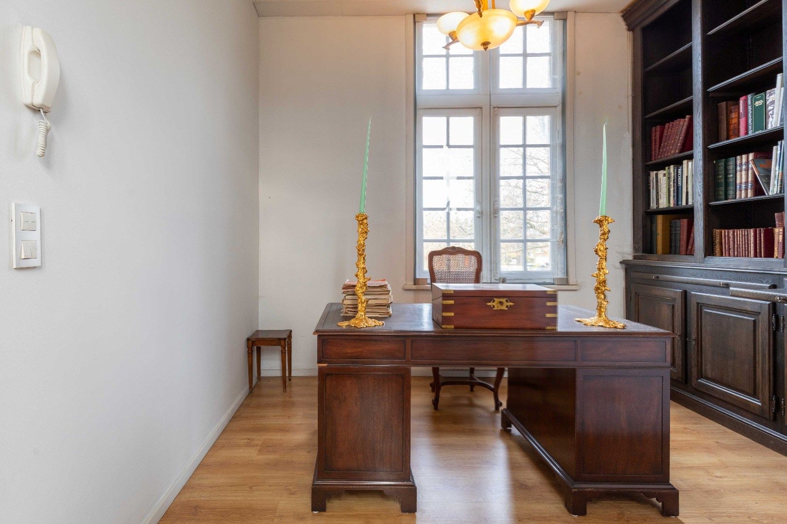 Iconisch neo-gotisch pand met uniek zicht op de Ezelpoort en het Stil Ende foto 11