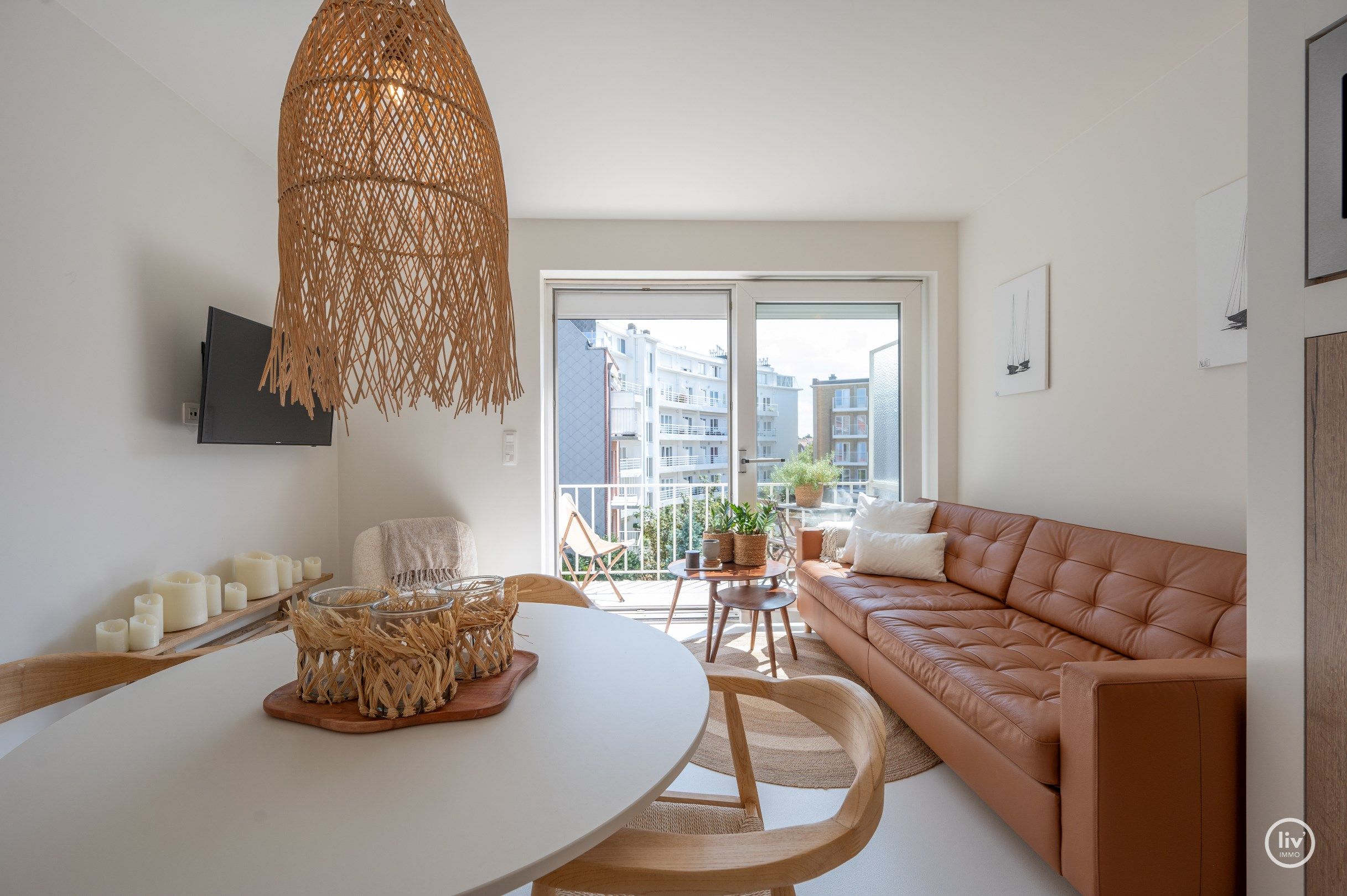 Gerenoveerd ibiza stijl appartement met 1 slaapkamer centraal gelegen op de Zoutelaan te Knokke.  foto 1