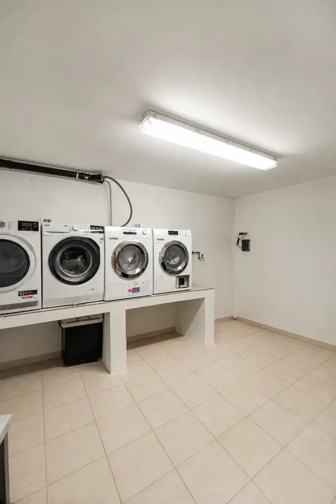 Exclusieve recente villa met verwarmd zwembad, vier garages en inclusief bouwgrond van 10a in een groene omgeving foto 34